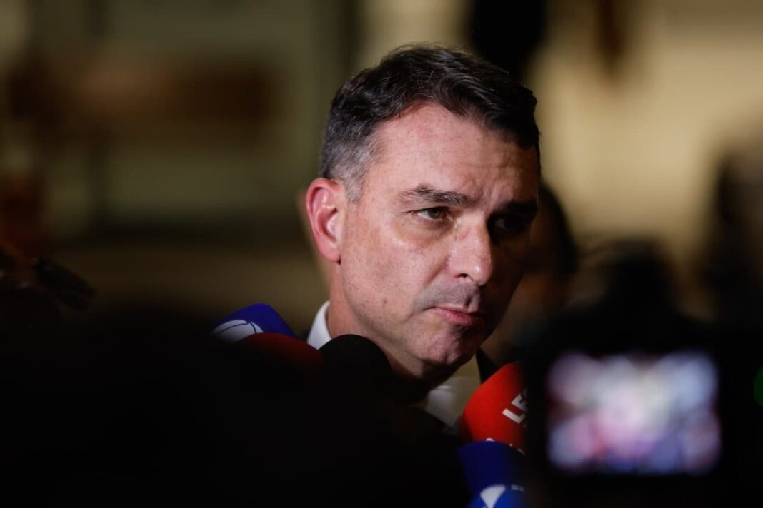 O senador Flávio Bolsonaro (PL-RJ) insinuou nesta terça-feira (16/9) que o ministro do Supremo Tribunal Federal (STF) Alexandre de Moraes seria um “terrorista” e pediu uma trégua da “perseguição” ao ex-presidente Jair Bolsonaro (PL), condenado a 27 anos e três meses de prisão por tentativa de golpe de Estado (Foto: X)