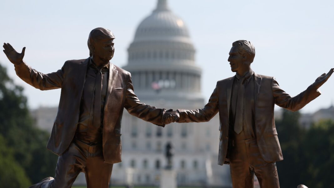 Uma escultura de bronze instalada de forma temporária próximo ao Capitólio, em Washington, provocou surpresa entre turistas e moradores nesta semana (Foto: X)
