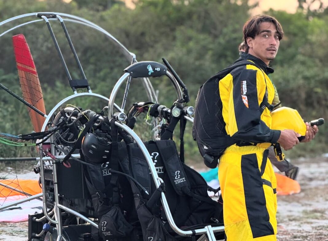 O empresário Gabriel Farrel, de 31 anos, morreu neste domingo (14/9) no Rio de Janeiro, após sofrer um acidente durante um salto de paraquedas na Praia da Reserva, na Barra da Tijuca (Foto: X)