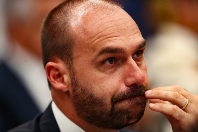 O filho do ex-presidente Jair Bolsonaro enfrenta risco de cassação por acúmulo de faltas não justificadas (Foto: X)