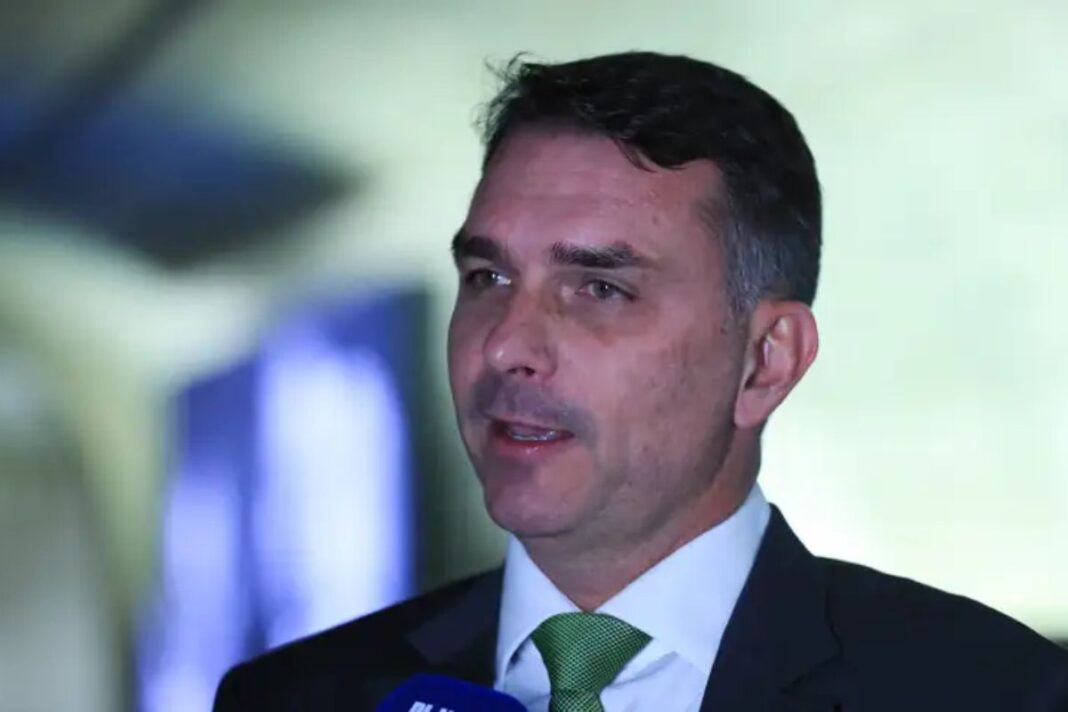 O senador Flávio Bolsonaro (PL-RJ) usou as redes sociais neste sábado (20) para ironizar a mobilização de artistas que anunciaram participação em protestos contra a PEC da Blindagem e o Projeto de Lei da Anistia (Foto: X)