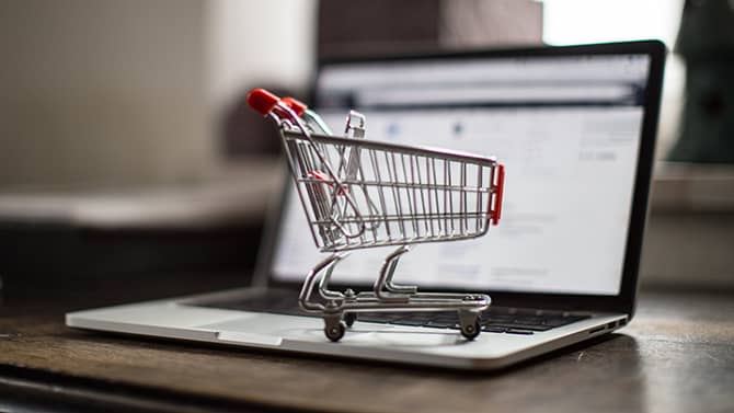 Um ano após a volta da cobrança do imposto de importação (II) sobre compras de até US$ 50 — medida apelidada de “taxa das blusinhas” —, o varejo brasileiro ainda reclama da falta de isonomia em relação às grandes plataformas internacionais, como AliExpress e Shein (Foto: X)