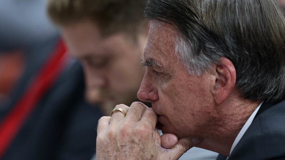 Os advogados do ex-presidente Jair Bolsonaro (PL) classificaram como “absurdamente excessiva e desproporcional” a pena de 27 anos e 3 meses de prisão determinada pela Primeira Turma do Supremo Tribunal Federal (STF) (Foto: X)