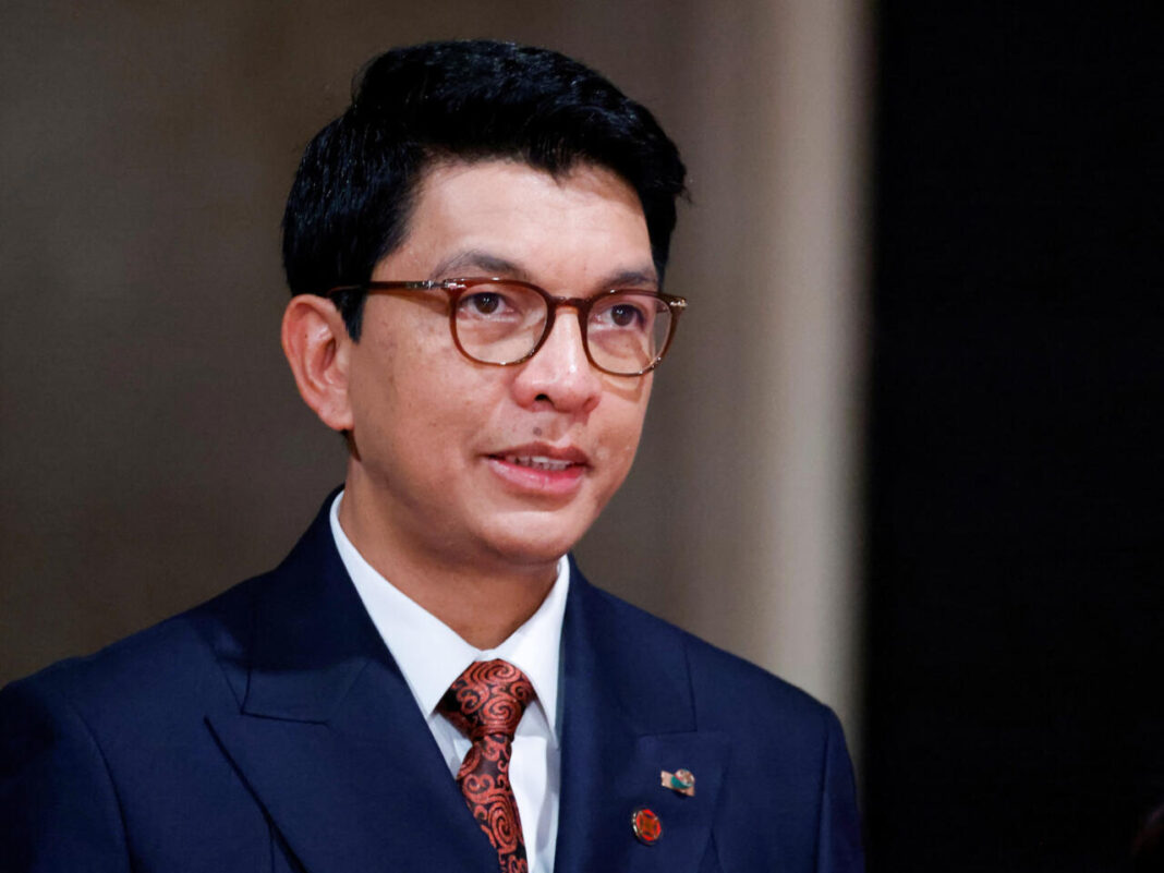 O presidente de Madagascar, Andry Rajoelina, anunciou que deixou o país por temer pela própria segurança após uma rebelião militar e semanas de protestos contra seu governo (Foto: X)