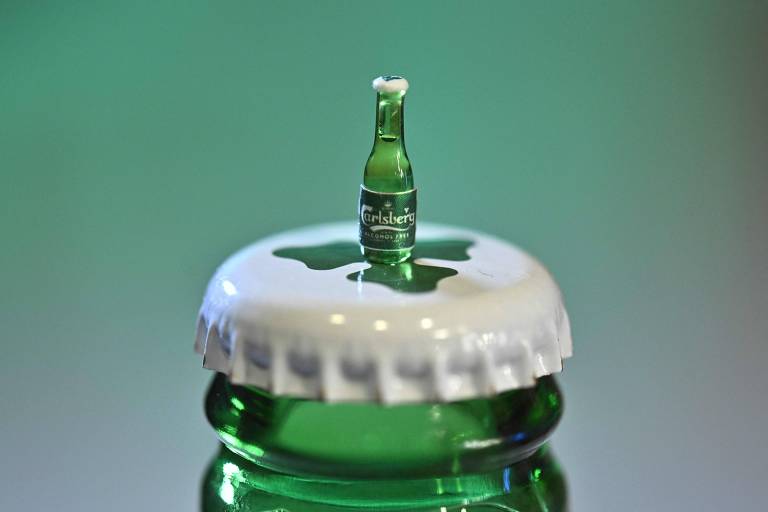 A Carlsberg, tradicional marca de cervejas dinamarquesa, acaba de apresentar uma inovação que une arte, tecnologia e provocação social: a menor garrafa de cerveja do mundo (Foto: X)