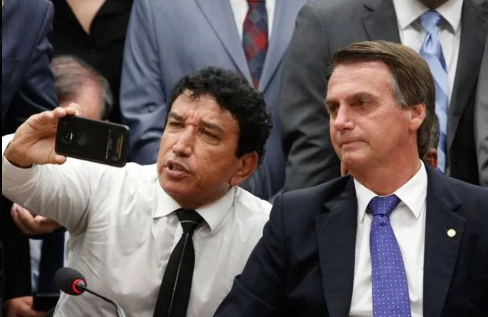 O senador Magno Malta (PL-ES) solicitou nesta terça-feira (30/9) ao Supremo Tribunal Federal (STF) permissão para visitar o ex-presidente Jair Bolsonaro, que cumpre prisão domiciliar em Brasília (Foto: X)