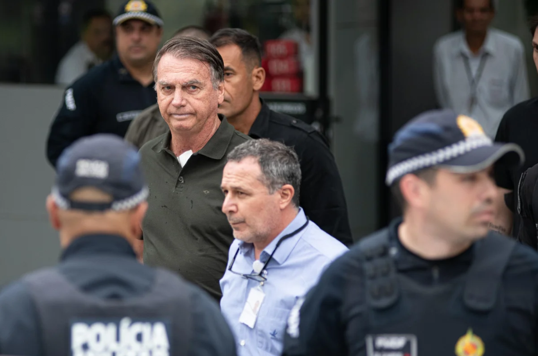 A defesa do ex-presidente Jair Bolsonaro (PL) apresentou ao Supremo Tribunal Federal (STF) um pedido para que o grupo de oração liderado por Michelle Bolsonaro possa visitá-lo nesta quarta-feira (8/10), em sua casa, onde cumpre prisão domiciliar (Foto: X)