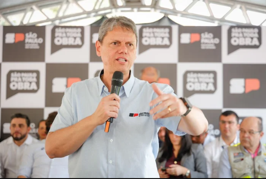 O governador de São Paulo, Tarcísio de Freitas (Republicanos), afirmou nesta segunda-feira (6/10) que bares, distribuidoras e demais comerciantes que não comprovarem a origem das bebidas alcoólicas vendidas terão a inscrição estadual cassada (Foto: X)