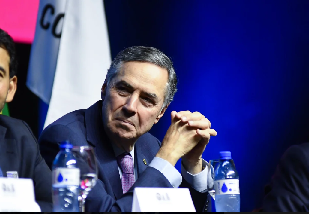 O ministro Luís Roberto Barroso afirmou nesta quinta-feira (9) que sua decisão de se aposentar do Supremo Tribunal Federal (STF) não tem relação com as sanções impostas pelos Estados Unidos a magistrados brasileiros (Foto: X)