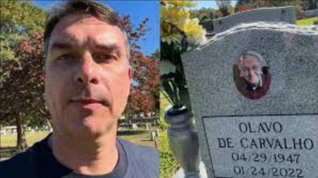O senador Flávio Bolsonaro (PL-RJ) visitou neste sábado (18) o túmulo do escritor e filósofo Olavo de Carvalho, em Richmond, nos Estados Unidos, onde o pensador foi enterrado em 2022 (Foto: X)