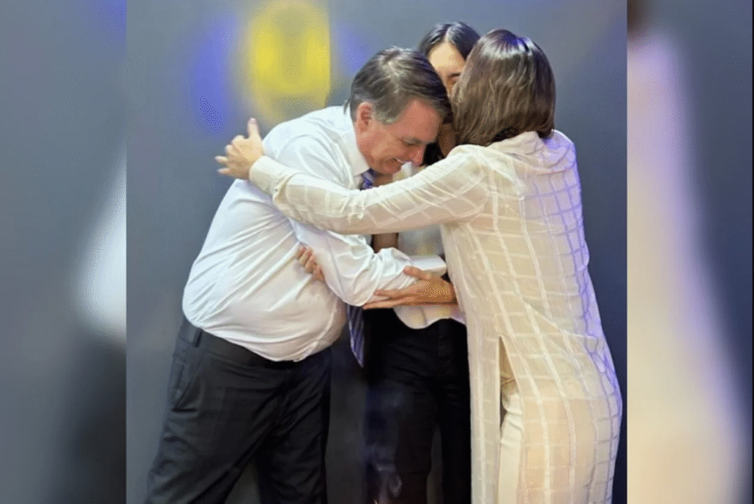 A ex-primeira-dama Michelle Bolsonaro publicou neste sábado (18) uma homenagem à filha Laura Bolsonaro, que completou 15 anos (Foto: X)