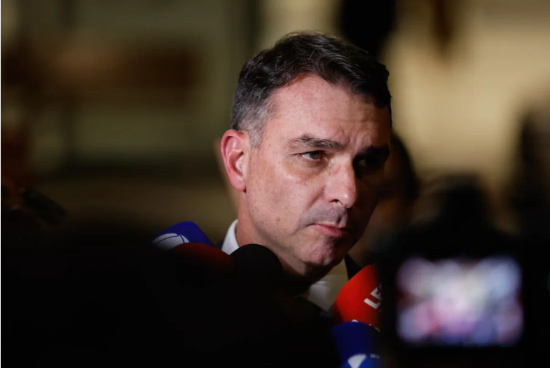 O senador Flávio Bolsonaro (PL-RJ) voltou a criticar o ministro Alexandre de Moraes, do Supremo Tribunal Federal (STF), após a publicação do acórdão do julgamento do núcleo 1 da trama golpista, que condenou o ex-presidente Jair Bolsonaro (PL) a 27 anos e 3 meses de prisão (Foto: X)