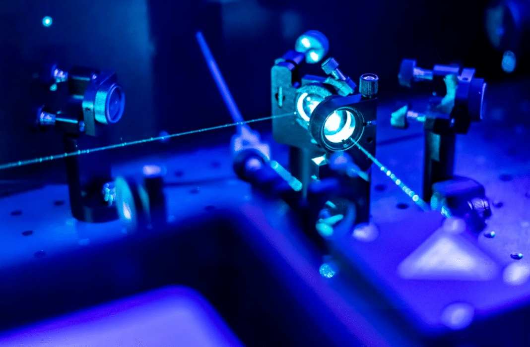 Cientistas da Universidade de Konstanz, na Alemanha, alcançaram um feito inédito que pode redefinir o futuro da tecnologia eletrônica: alterar o magnetismo de um cristal usando apenas luz (Foto: X)