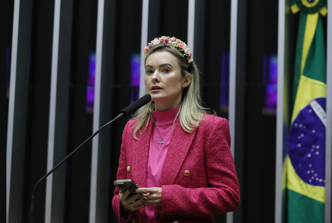 A deputada federal Júlia Zanatta (PL-SC) voltou a causar polêmica nas redes sociais ao afirmar que o desenho infantil “Galinha Pintadinha” faz propaganda comunista e tenta “interferir na educação das crianças” (Foto: X)