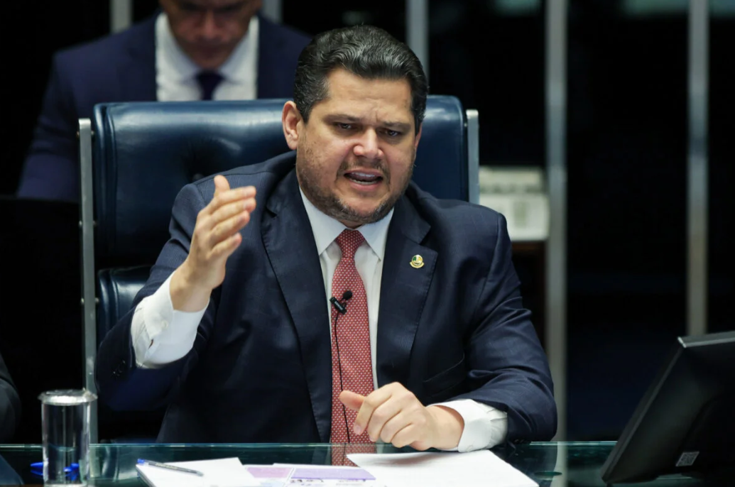O presidente do Senado, Davi Alcolumbre (União-AP), divulgou nesta terça-feira (28) uma nota oficial sobre a megaoperação realizada nos complexos do Alemão e da Penha, no Rio de Janeiro — considerada a mais letal da história do estado, com 64 mortos e 81 presos, segundo balanço da Polícia Civil (Foto: X)