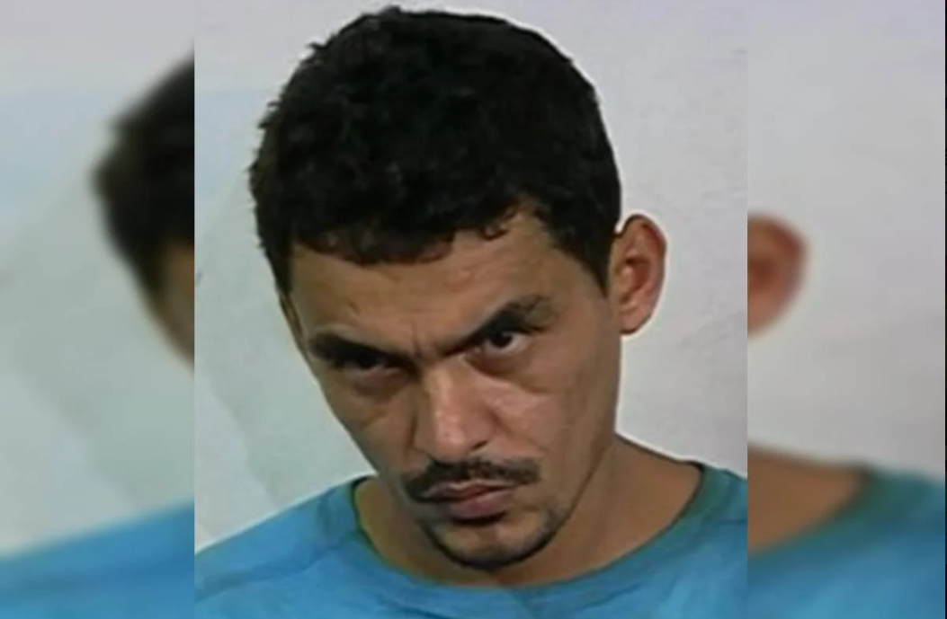 O Disque Denúncia anunciou, nesta terça-feira (28), uma recompensa de R$ 100 mil por informações que levem à prisão de Edgar Alves Andrade, conhecido como Doca da Penha ou Urso, de 55 anos (Foto:X)