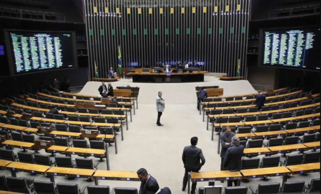 A Câmara dos Deputados aprovou nesta terça-feira (28) o Projeto de Lei 1.249/2022, que institui o direito à licença menstrual para mulheres que apresentarem sintomas graves durante o ciclo (Foto: X)