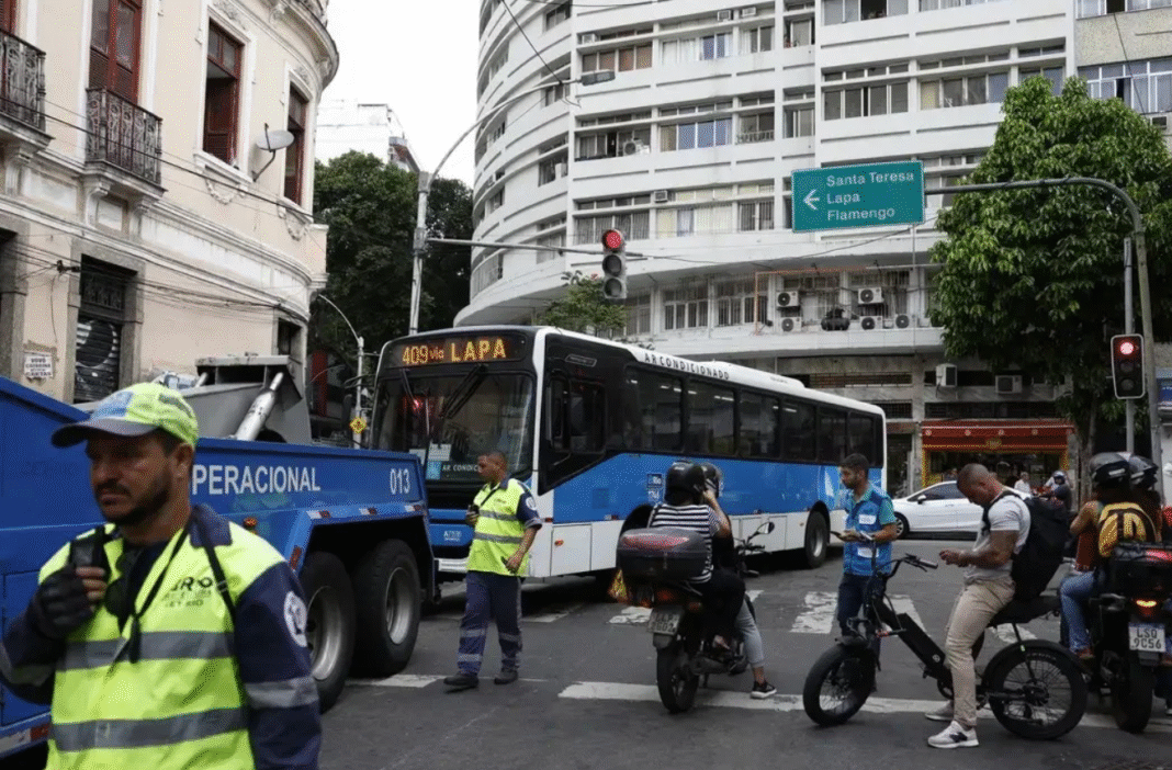 O município do Rio de Janeiro voltou ao estágio 1 de normalidade às 6h da manhã desta quarta-feira (29), após um dia marcado por confrontos e bloqueios durante a megaoperação policial realizada nos complexos da Penha e do Alemão (Foto: X)