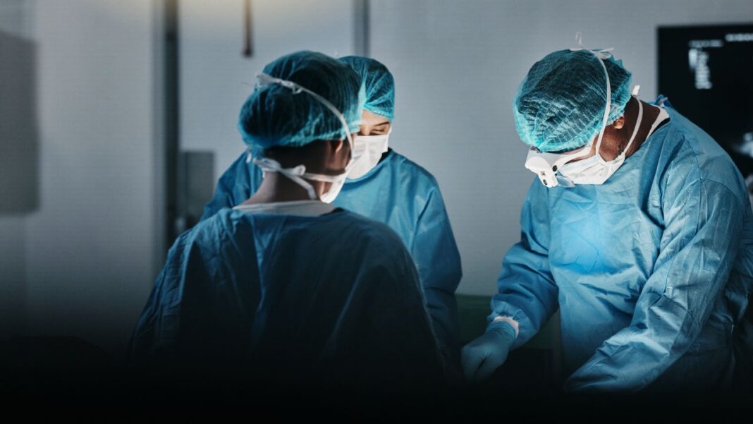Cirurgiões do Massachusetts General Hospital, em Boston (EUA), removeram o rim de porco geneticamente modificado que havia sido transplantado em um homem de 67 anos há nove meses (Foto: X)