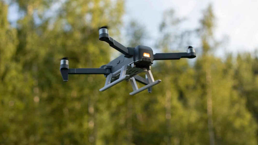 A megaoperação deflagrada nesta terça-feira (28) nos complexos do Alemão e da Penha mostrou, de forma explícita, como drones já fazem parte tanto do arsenal das organizações criminosas quanto do repertório tático das forças de segurança (Foto: X)
