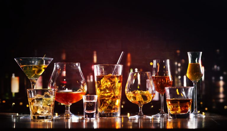 A aprovação ocorre em meio à crescente preocupação com bebidas adulteradas com metanol, substância altamente tóxica usada indevidamente na fabricação de destilados ilegais (Foto: X)