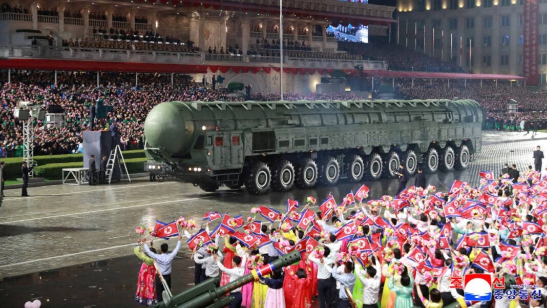 A Coreia do Norte realizou, nesta sexta-feira (10), um imponente desfile militar em Pyongyang, marcado pela apresentação de novos equipamentos bélicos e pela exibição de um míssil intercontinental inédito, o Hwasongpho-20 (Foto: X)
