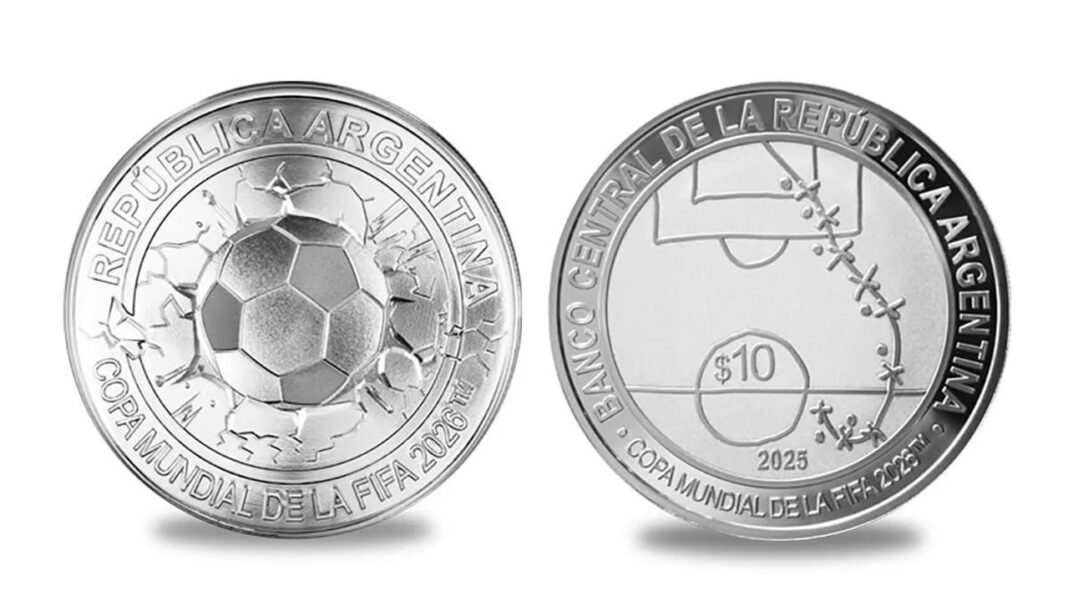O Banco Central da República Argentina (BCRA) apresentou, nesta terça-feira (28), uma moeda comemorativa em homenagem a Diego Armando Maradona e aos 40 anos da conquista da Copa do Mundo de 1986, no México (Foto: X)