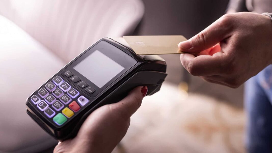 Um estudo realizado por pesquisadores das Universidades de Surrey e Birmingham, no Reino Unido, revelou brechas críticas nos sistemas de pagamento sem contato (EMV), tecnologia usada em cartões de crédito e débito, carteiras digitais e dispositivos vestíveis (Foto: X)