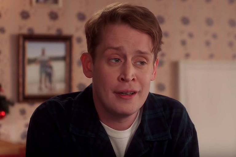 O humor característico de Macaulay Culkin ganhou uma nova camada quando o ator revelou, durante a celebração dos 35 anos de Esqueceram de Mim, que seu nome legal passou por uma mudança improvável — e que tudo começou como uma brincadeira com os fãs (Foto: X)