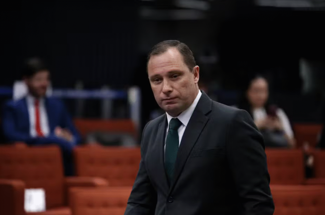 O tenente-coronel Mauro Cid, ex-ajudante de ordens do ex-presidente Jair Bolsonaro (PL), deve comparecer nesta segunda-feira (3/11) ao Supremo Tribunal Federal (STF) para retirar a tornozeleira eletrônica (Foto; X)