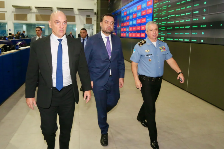 O governador do Rio de Janeiro, Cláudio Castro (PL), enviou ao ministro Alexandre de Moraes, do Supremo Tribunal Federal (STF), um relatório com explicações sobre a megaoperação policial realizada nos complexos da Penha e do Alemão, na zona norte do Rio (Foto: X)