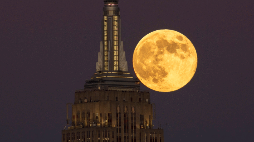 Os brasileiros terão a oportunidade de acompanhar um dos fenômenos mais belos do calendário astronômico nesta quarta-feira (5/11): a segunda superlua de 2025 (Foto: X)