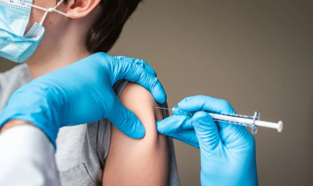 Um novo estudo publicado na revista científica The Lancet Child & Adolescent Health mostrou que o risco de miocardite causado pela vacina contra a Covid-19 é significativamente menor do que o provocado pela infecção pelo vírus (Foto: X)