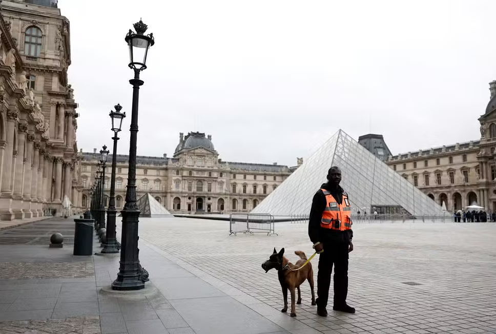 As autoridades francesas afirmam que vestígios de DNA de Abdoulaye foram encontrados em luvas e ferramentas abandonadas dentro do museu, o que o colocou no centro da investigação (Foto: X)
