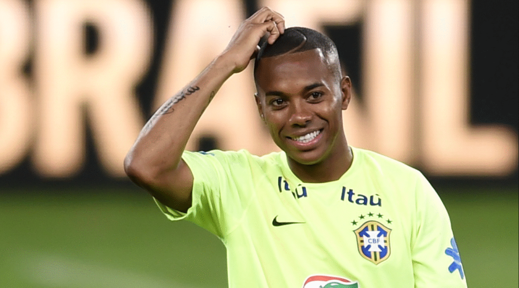 A Justiça de São Paulo concedeu uma redução de 69 dias na pena do ex-jogador Robinho, condenado a nove anos de prisão por estupro coletivo (Foto: X)