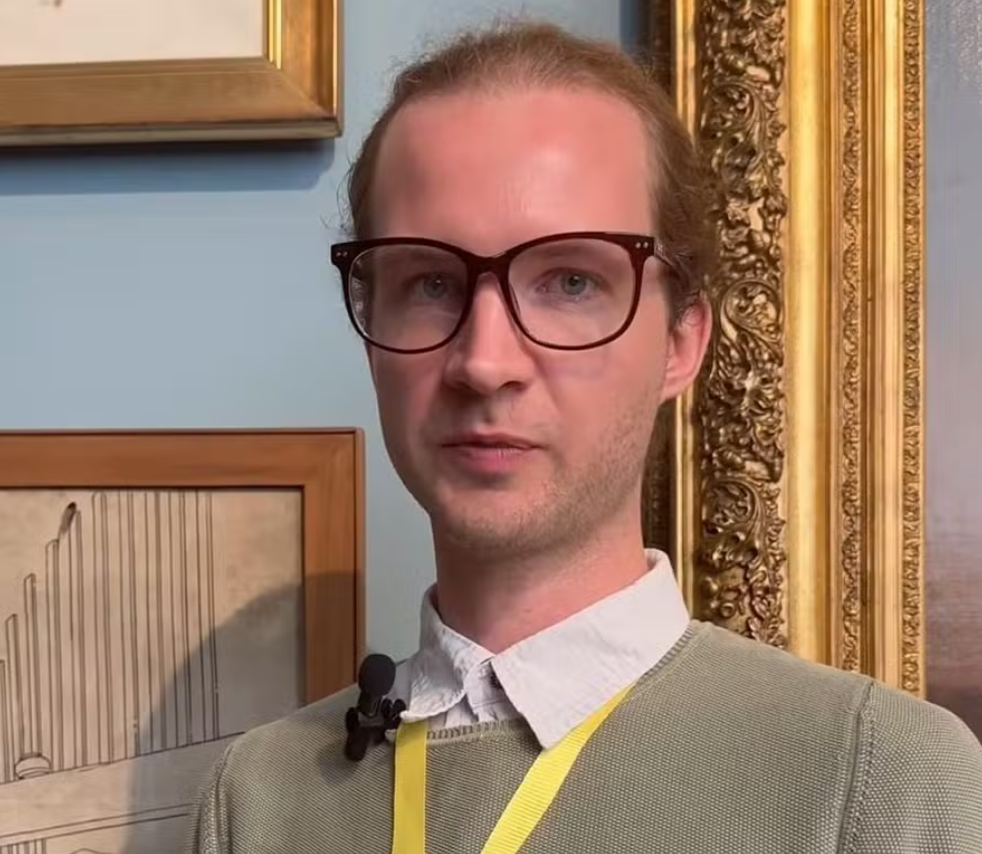 O Museu Kunstpalast, em Düsseldorf, encontrou uma maneira nada convencional de atrair visitantes — especialmente os mais jovens: criou o “Guia Rabugento”, um tour em que o público paga para ser ironizado por um crítico de arte fictício e mal-humorado (Foto: X)