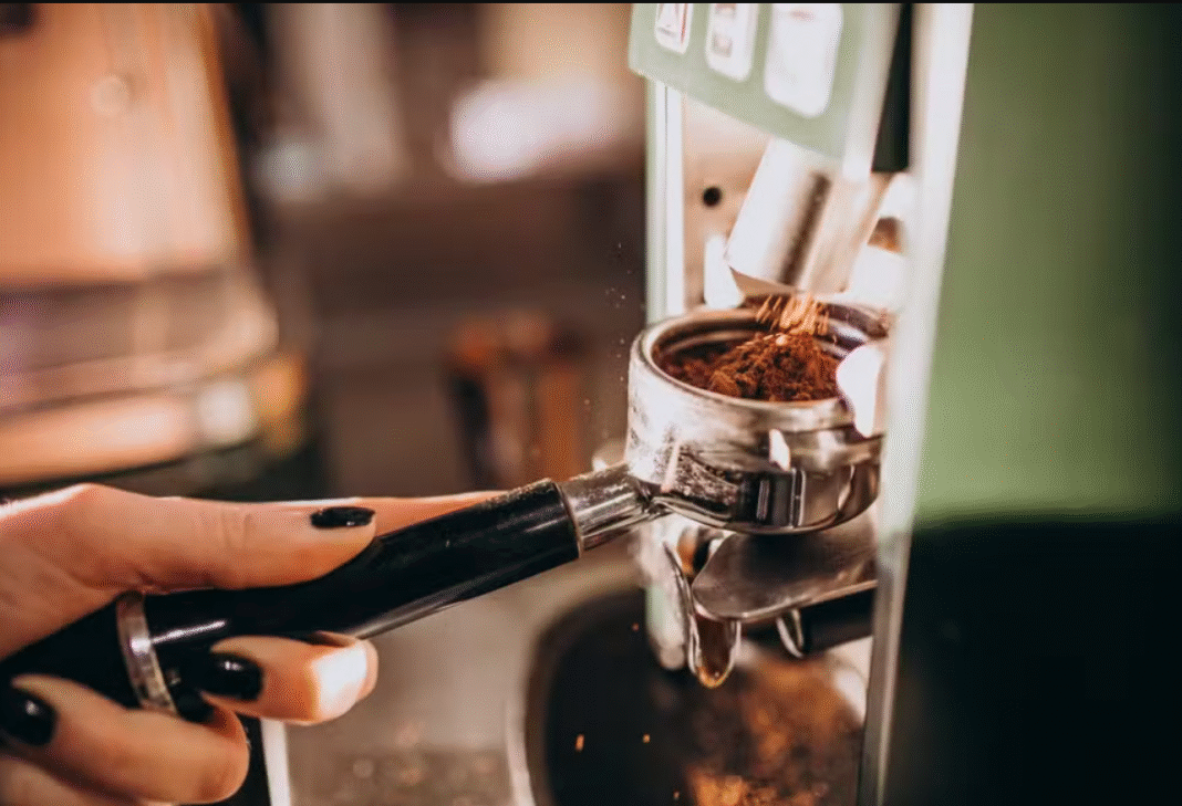 Um simples mal-entendido sobre um “café gratuito” oferecido pela empresa resultou na demissão de uma funcionária logo em seu primeiro dia de trabalho (Foto: X)
