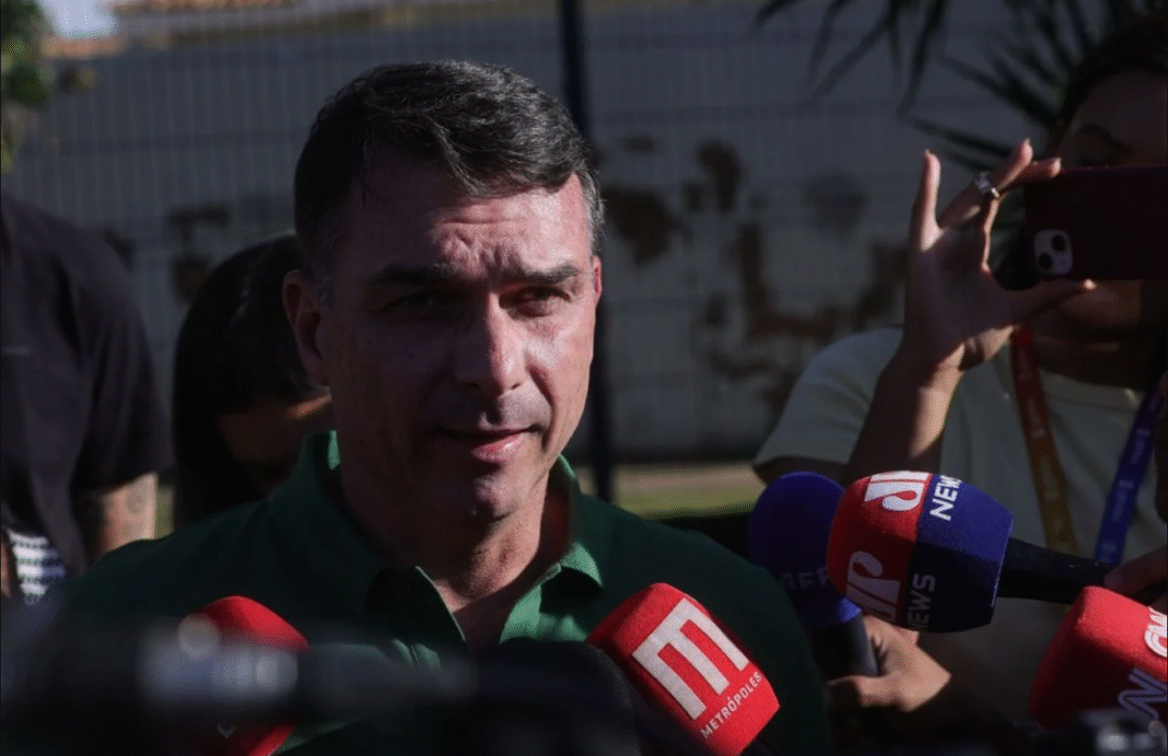 O senador Flávio Bolsonaro (PL-RJ) afirmou nesta terça-feira (11) que “o sistema quer calar Jair Bolsonaro”, em referência à prisão domiciliar do ex-presidente, que completa 100 dias nesta data (Foto; X)
