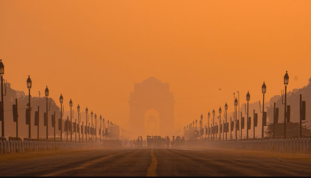 Em uma tentativa urgente de aliviar a poluição extrema que cobre Delhi, o governo regional indiano iniciou nesta quinta-feira (24) um teste de semeadura de nuvens com drones (Foto: X)