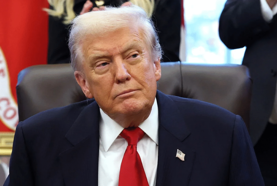 Em uma guinada política inesperada, o presidente dos Estados Unidos, Donald Trump, afirmou neste domingo (16/11) que apoia a realização de uma votação na Câmara dos Representantes para decidir sobre a divulgação integral dos documentos sigilosos relacionados ao caso Jeffrey Epstein (Foto: X)