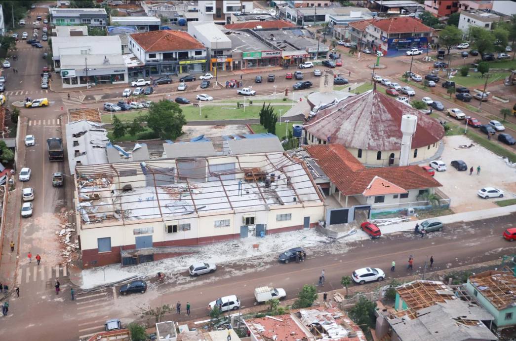 O tornado que devastou Rio Bonito do Iguaçu, no Paraná, no dia 7 de novembro, reacendeu o debate sobre a capacidade do Brasil de identificar e prever tempestades severas (Foto: X)