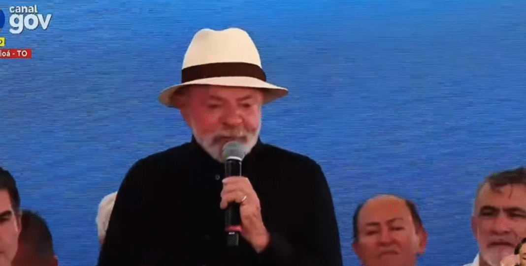 Durante a inauguração da ponte que conecta Xambioá (TO) a São Geraldo do Araguaia (PA), nesta terça-feira (18/11), o presidente Luiz Inácio Lula da Silva (PT) aproveitou o discurso para criticar, ainda que indiretamente, o ex-presidente Jair Bolsonaro (PL) e seus aliados ao falar sobre as eleições de 2026 (Foto: X)