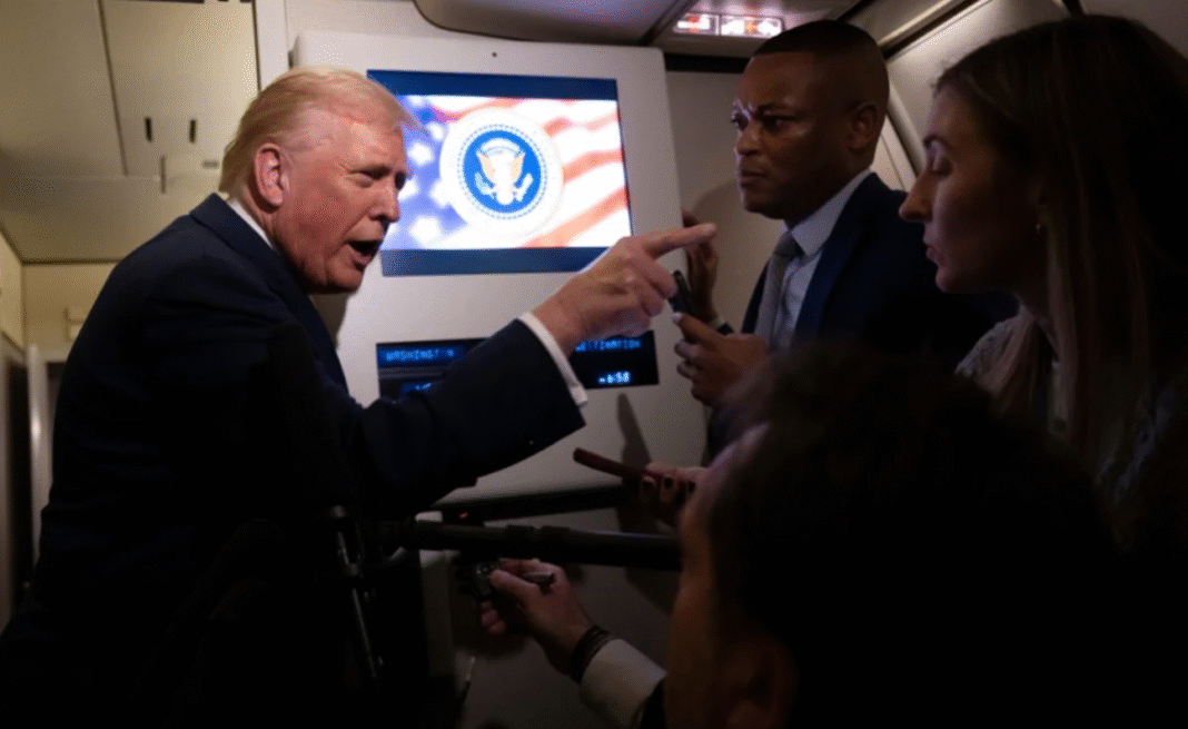 Durante mais uma de suas coletivas improvisadas na porta do Air Force One, o presidente dos Estados Unidos, Donald Trump, disparou insultos contra a repórter Catherine Lucey, da Bloomberg, após ser questionado sobre documentos ligados ao caso Jeffrey Epstein (Foto: X)