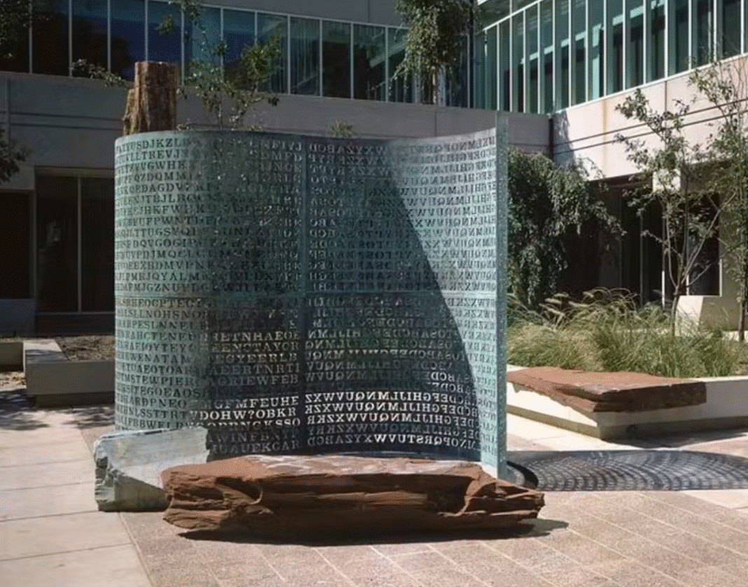 Dois norte-americanos afirmam ter solucionado o último mistério da escultura Kryptos, um dos códigos cifrados mais célebres do mundo e símbolo enigmático da sede da CIA, na Virgínia (Foto: X)
