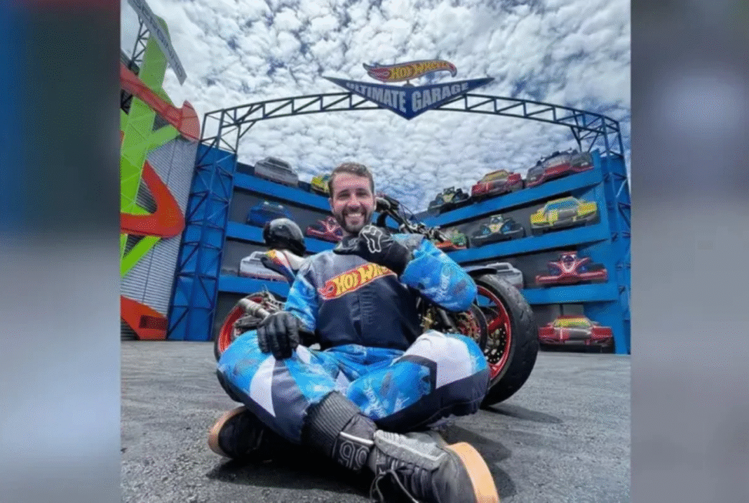 O piloto Lurrique Ferrari, de 36 anos, morreu no domingo (23) após um acidente durante uma apresentação de motociclismo no Beto Carrero World, em Penha (SC) (Foto: X)