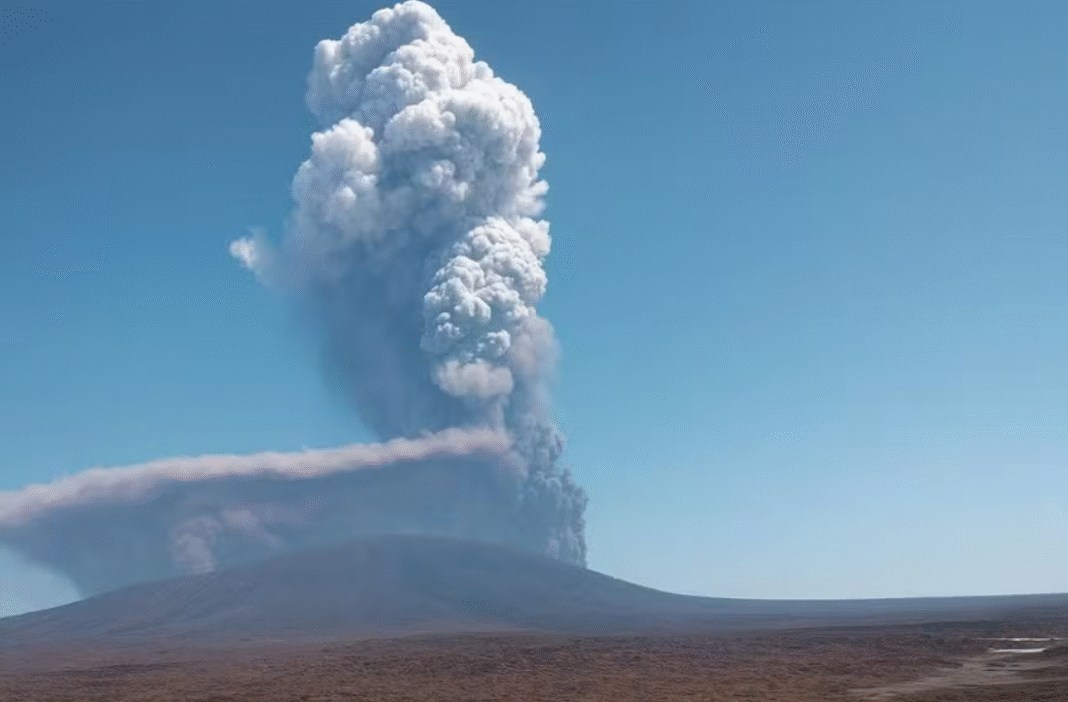 O vulcão Hayli Gubbi, localizado na região de Afar, no nordeste da Etiópia, entrou em erupção nesta semana após um período de inatividade estimado em cerca de 12 mil anos — desde o fim da última Era do Gelo (Foto:X)