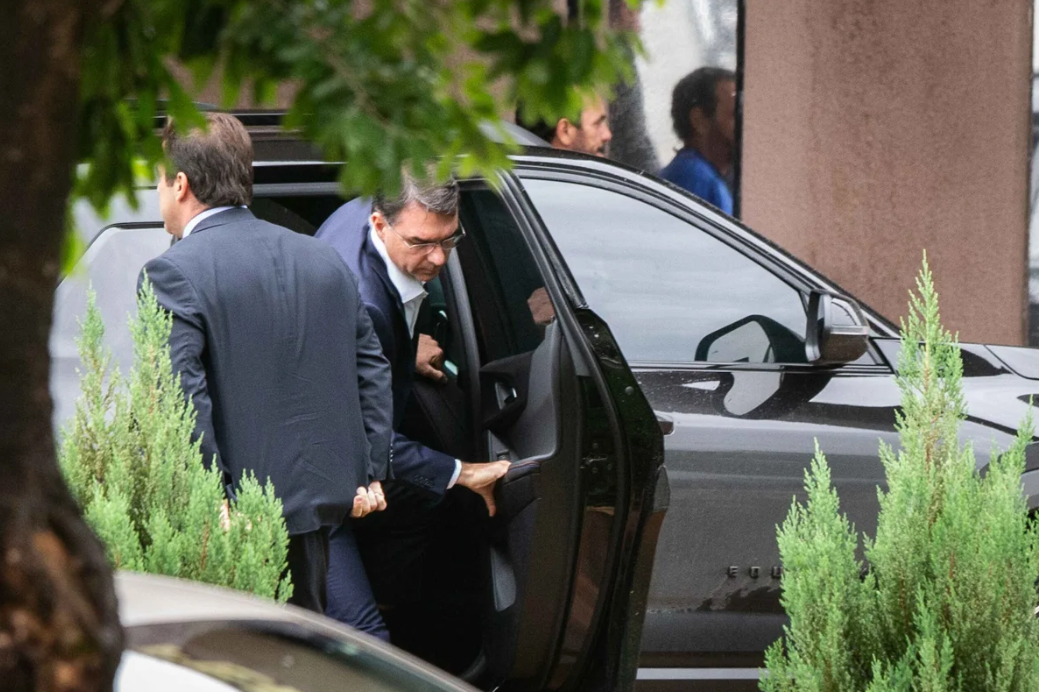O vereador Carlos Bolsonaro (PL-RJ) visitou o ex-presidente Jair Bolsonaro na Superintendência da Polícia Federal em Brasília na manhã desta terça-feira (25/11) e afirmou que o pai atravessa um período de forte abalo emocional (Foto: X)