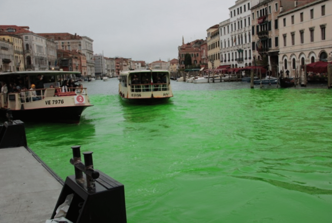 O Grande Canal de Veneza ganhou um tom de verde intenso no último sábado (22), após uma intervenção do Extinction Rebellion que contou com a participação da ativista Greta Thunberg (Foto: X)