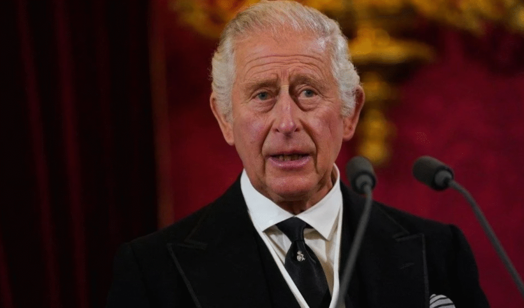 Um relicário inusitado ligado ao rei Charles III voltou a movimentar o mercado de objetos históricos: uma mecha de cabelo atribuída ao monarca, cortada quando ele era criança, foi anunciada por cerca de oito mil libras — valor equivalente a aproximadamente R$ 57 mil (Foto: X)