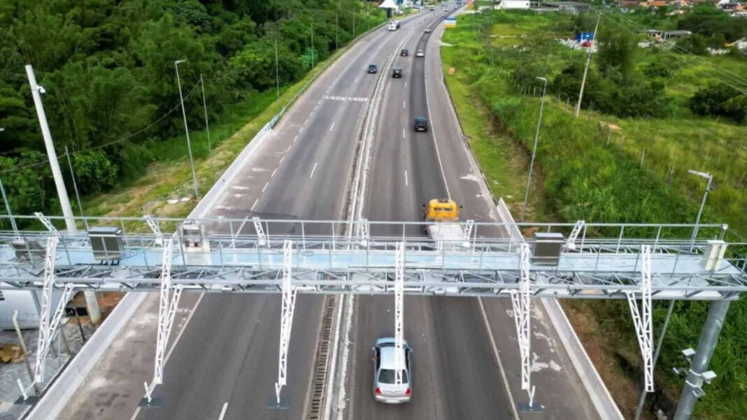 A partir de 6 de dezembro, motoristas que circulam pelo trecho urbano da rodovia Presidente Dutra (BR-116), entre a Marginal Tietê e Arujá, passarão a pagar pedágio por meio do sistema Free Flow (Foto: X)